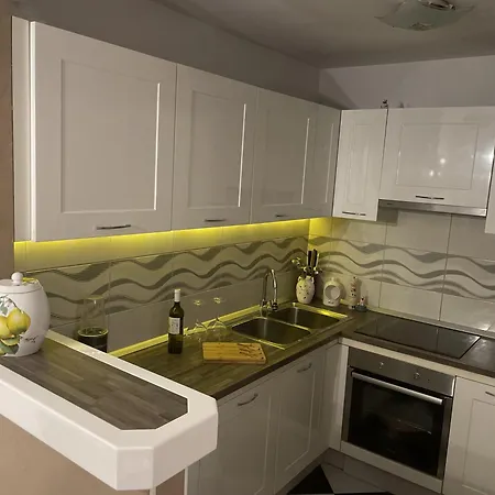 With Wifi - 21347 Apartment Split
